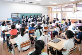 小学校に出向いて授業を行う高校生（エアグラウンド提供）