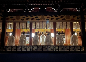 記者も入れない本殿で行われた十日えびす大祭＝１０日午前（西宮神社提供）