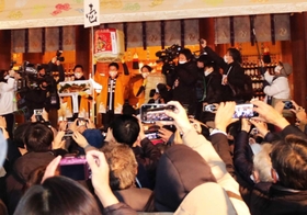 福男を祝福する参拝者ら