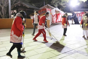 福男選びの参加者が滑らないよう参道はモップ掛けされた