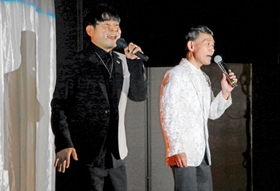渥美二郎さん（右）と新曲「永遠鉄道」をデュエットするＴＯＵＭＡさん＝神戸市中央区