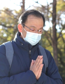 姉の小亀寛子さん家族を亡くした児玉隆之さん＝神戸市中央区、東遊園地
