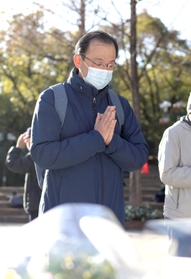 姉の小亀寛子さん家族を亡くした児玉隆之さん＝神戸市中央区、東遊園地