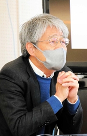 日頃からの備えの大切さを児童に伝える諏訪清二さん＝１７日午前１０時１１分、芦屋市浜風町、浜風小学校