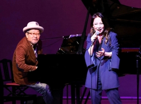 「さくら証書」を共演する八神純子さんと大江千里さん＝ルネサンスクラシックス芦屋ルナ・ホール