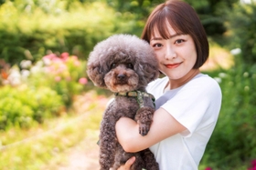 愛犬を抱く松浦雅さん（ｏｆｆｉｃｅ　ｉ-ｎｅ提供）