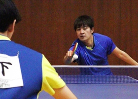 熱戦を繰り広げる選手ら＝西宮市立中央体育館