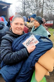 カイロを手にして笑顔を見せるウクライナの女性（提供）