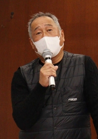 署員に震災について語る井田和秀さん＝甲子園署