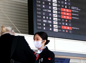 雪の影響による欠航が表示された掲示板＝２５日午前、伊丹空港