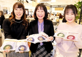 ポーラの冷凍総菜を監修した神戸女学院大の大学院生ら＝神戸市中央区明石町、大丸神戸店