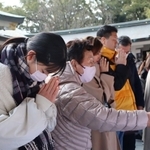 多くの人が初詣に訪れ混雑する西宮神社の本殿＝西宮市社家町、西宮神社