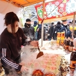 多くの人が初詣に訪れた西宮神社前の参道に出た屋台＝西宮市社家町、西宮神社