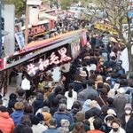 ３年ぶりに屋台が再開し初詣に訪れた多くの人で混雑する参道＝西宮市社家町、西宮神社