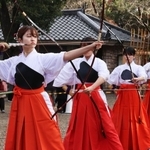 真剣なまなざしで弓を引く大学生ら＝西宮市大社町、広田神社