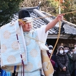 鏑矢を射る西井璋宮司＝西宮市大社町、広田神社