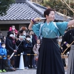 神事を見守る参拝客＝西宮市大社町、広田神社