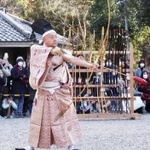 鏑矢を弓につがえて的を見る男性＝西宮市大社町、広田神社