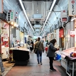 昭和のノスタルジーを感じさせる杭瀬中市場＝尼崎市杭瀬本町１