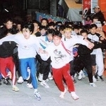 １９９８年の開門神事で「ガッツくんトレーナー」で駆け出す平尾さん（前列右、提供写真）