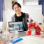 アームロボットなどの教材を手に「ロボメイツ」について話す畠中裕介社長＝尼崎市南武庫之荘２