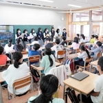 小学校に出向いて授業を行う高校生（エアグラウンド提供）