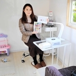移動式ネイルサロンをオープンする峯田さん。店内には子どもが遊べるスペースも＝川西市中央町