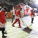 福男選びの参加者が滑らないよう参道はモップ掛けされた