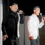 渥美二郎さん（右）と新曲「永遠鉄道」をデュエットするＴＯＵＭＡさん＝神戸市中央区
