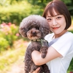 愛犬を抱く松浦雅さん（ｏｆｆｉｃｅ　ｉ-ｎｅ提供）