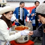 振る舞い酒が人気の「白雪蔵まつり」＝２０１９年２月