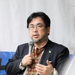 ウクライナの現状を話す日本ウクライナ文化交流協会の小野元裕会長＝西宮市上大市５