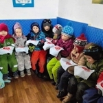 カイロを持つウクライナの子どもたち（提供）