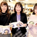 ポーラの冷凍総菜を監修した神戸女学院大の大学院生ら＝神戸市中央区明石町、大丸神戸店