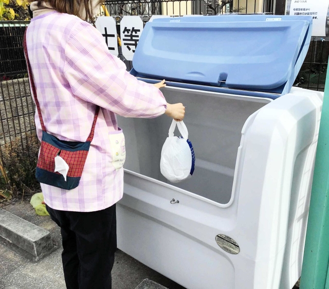 園内に設置されたおむつ処分用のごみ箱＝川西市内（市提供）