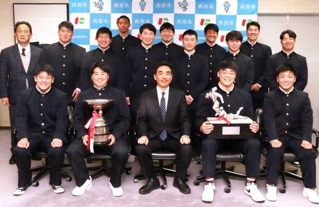 全国高校ラグビー準優勝の報徳学園 選手らが西宮市長表敬、監督「花園