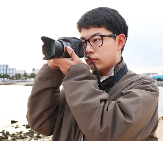 散歩中に撮影する田端良守さん＝西宮市大浜町