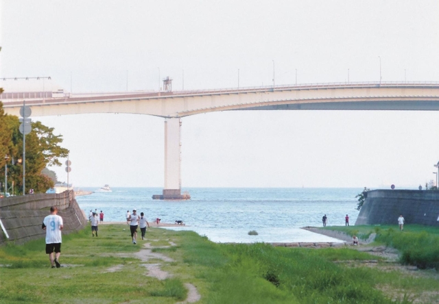 田端良守さんの作品「集まる場所」（出光興産提供）