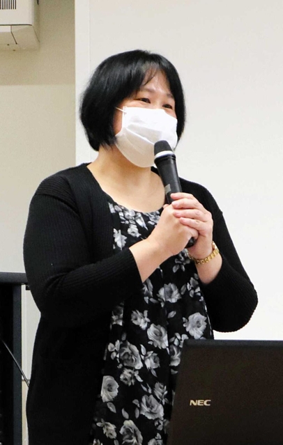 「たくさんの意見を聞いても決めるのは自分。修正は何度でも利く。生きて、人生を大切に」と語る森松明希子さん＝芦屋市三条町、山手中学校