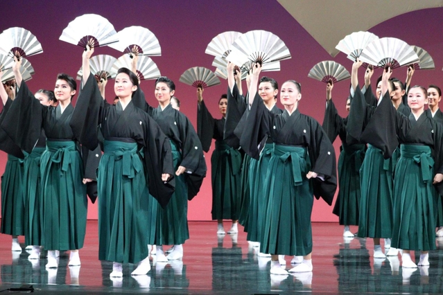 文化祭に向けて通し稽古に取り組む宝塚音楽学校の生徒ら＝宝塚市栄町１、宝塚バウホール