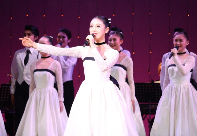 文化祭に向けて通し稽古に取り組む宝塚音楽学校の生徒ら＝宝塚市栄町１、宝塚バウホール