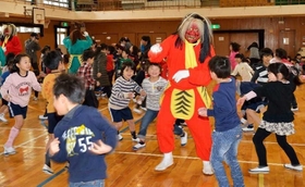 鬼が子どもたちを追いかける。怖くて涙ぐむ児童も＝２０１４年２月、尼崎北小学校（富松神社提供）