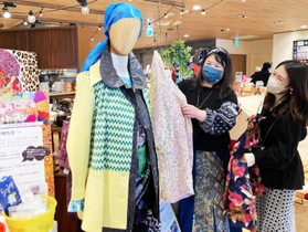 超個性的な服をどう組み合わせる？　ヤバ着コーデに挑戦する来店者ら＝阪神梅田本店