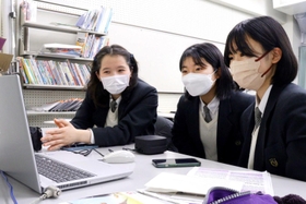 オンラインで交流を深める生徒ら＝県立国際高校