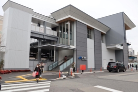 再開発事業に合わせて建て替えられたＪＲ芦屋駅の駅舎など＝芦屋市業平町