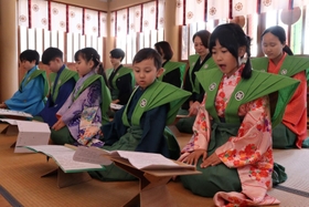 浄瑠璃を奉納する参加者ら＝尼崎市栗山町２、生島神社