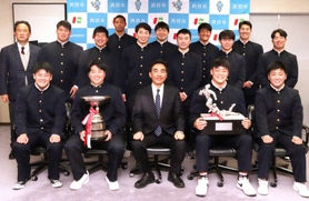 西宮市役所を訪れた報徳学園ラグビー部の選手ら＝西宮市六湛寺町