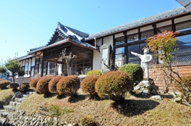 北棟と南棟の保存が決まった旧黒川小学校＝川西市黒川