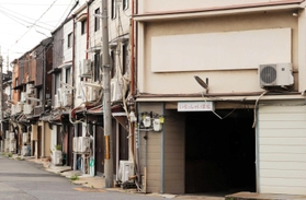 尼崎市が土地建物の取得を表明し、ひっそりと静まり返った旧かんなみ新地＝２０２２年５月、尼崎市神田南通３