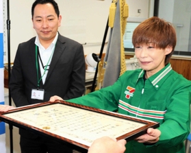 豊増里三さん（右）＝尼崎東署